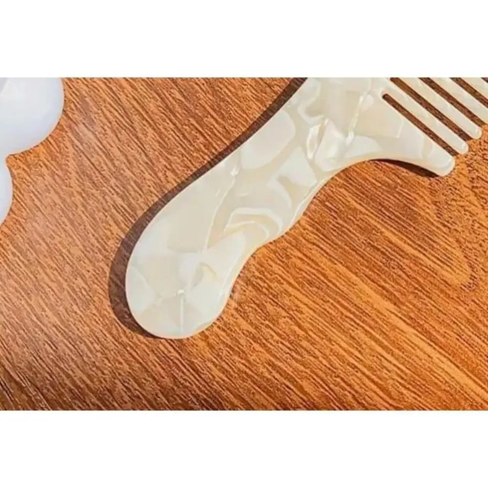 Hair Comb In Beige - Picture 3 of 6